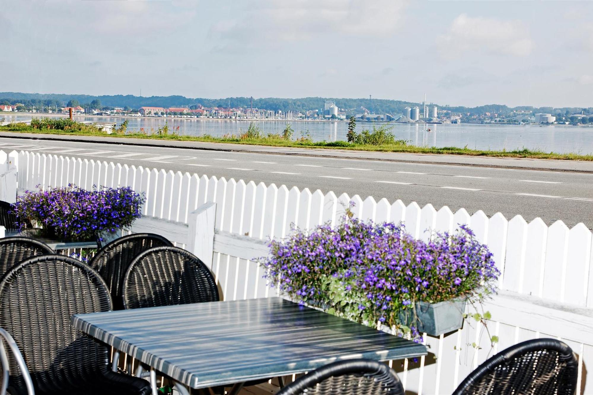 Solyst Kro- Restaurant Og Hotel I/S เออเบินโค ภายนอก รูปภาพ